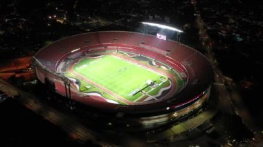 Sao Paulo, Brezilya. Morumbi futbol stadyumu manzaralı. Gece aydınlatma sahnesi. Sao Paulo futbol kulübü, stadyum manzaralı. Geceleri Sao Paulo arenası. Gece futbol sahası sahnesi. Aydınlatılmış manzara. Sao Paulo, Brezilya. Morumbi futbol stadyumu manzarası. 
