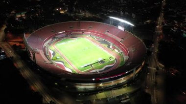 Sao Paulo, Brezilya. Morumbi futbol stadyumu manzaralı. Gece aydınlatma sahnesi. Sao Paulo futbol kulübü, stadyum manzaralı. Geceleri Sao Paulo arenası. Gece futbol sahası sahnesi. Aydınlatılmış manzara. Sao Paulo, Brezilya. Morumbi futbol stadyumu manzarası. 
