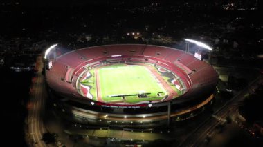 Sao Paulo, Brezilya. Morumbi futbol stadyumu manzaralı. Gece aydınlatma sahnesi. Sao Paulo futbol kulübü, stadyum manzaralı. Geceleri Sao Paulo arenası. Gece futbol sahası sahnesi. Aydınlatılmış manzara. Sao Paulo, Brezilya. Morumbi futbol stadyumu manzarası. 