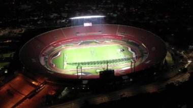 Sao Paulo, Brezilya. Morumbi futbol stadyumu manzaralı. Gece aydınlatma sahnesi. Sao Paulo futbol kulübü, stadyum manzaralı. Geceleri Sao Paulo arenası. Gece futbol sahası sahnesi. Aydınlatılmış manzara. Sao Paulo, Brezilya. Morumbi futbol stadyumu manzarası. 