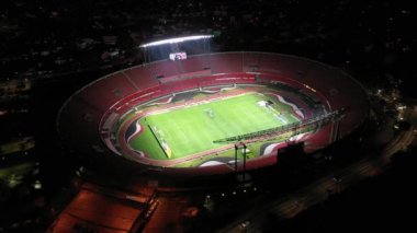 Sao Paulo, Brezilya. Morumbi futbol stadyumu manzaralı. Gece aydınlatma sahnesi. Sao Paulo futbol kulübü, stadyum manzaralı. Geceleri Sao Paulo arenası. Gece futbol sahası sahnesi. Aydınlatılmış manzara. Sao Paulo, Brezilya. Morumbi futbol stadyumu manzarası. 