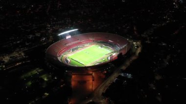 Sao Paulo, Brezilya. Morumbi futbol stadyumu manzaralı. Gece aydınlatma sahnesi. Sao Paulo futbol kulübü, stadyum manzaralı. Geceleri Sao Paulo arenası. Gece futbol sahası sahnesi. Aydınlatılmış manzara. Sao Paulo, Brezilya. Morumbi futbol stadyumu manzarası. 