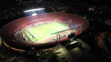 Sao Paulo, Brezilya. Morumbi futbol stadyumu manzaralı. Gece aydınlatma sahnesi. Sao Paulo futbol kulübü, stadyum manzaralı. Geceleri Sao Paulo arenası. Gece futbol sahası sahnesi. Aydınlatılmış manzara. Sao Paulo, Brezilya. Morumbi futbol stadyumu manzarası. 