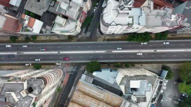 Banliyö mahallesi sahnesi. Şehir manzarası. Brezilya, Sao Paulo 'daki köprü manzarası. Kenar mahalle manzarası. Şehir hayatı sahnesi. Banliyö mahallesinin köprüdeki trafik manzarası. Banliyö mahallesi sahnesi. Şehir manzarası. Şehir hayatı..