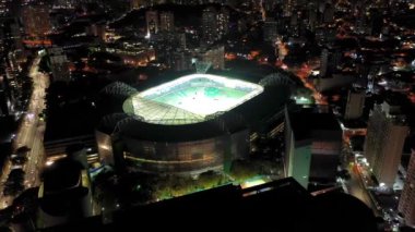 Şehir merkezinde gece hayatı, Barra funda, Sao Paulo, Brezilya. Allianz Park Stadyumu manzaralı, Arena Palmeiras. Aydınlatılmış futbol stadyumu. Şehir merkezinde gece hayatı. Allianz Park Stadyumu manzaralı, Arena Palmeira. Allianz Park Stadyumu manzaralı, Arena Palmeiras.