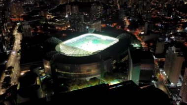 Şehir merkezinde gece hayatı, Barra funda, Sao Paulo, Brezilya. Allianz Park Stadyumu manzaralı, Arena Palmeiras. Aydınlatılmış futbol stadyumu. Şehir merkezinde gece hayatı. Allianz Park Stadyumu manzaralı, Arena Palmeira. Allianz Park Stadyumu manzaralı, Arena Palmeiras.