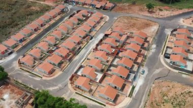 Halk evleri inşaata bakıyor. Şehir manzarası. Popüler apartman dairesi, mahalle manzarası. Halk evleri inşaata bakıyor. Popüler apartman dairesi, mahalle manzarası. Halk evleri inşaata bakıyor. Şehir manzarası. Popüler kondominyum.