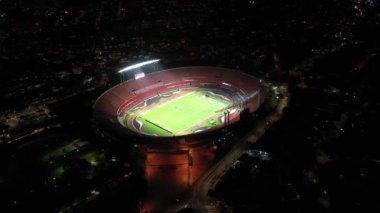 Sao Paulo, Brezilya. Morumbi futbol stadyumu manzaralı. Gece aydınlatma sahnesi. Sao Paulo futbol kulübü, stadyum manzaralı. Geceleri Sao Paulo arenası. Gece futbol sahası sahnesi. Aydınlatılmış manzara. Sao Paulo, Brezilya. Morumbi futbol stadyumu. Gece görüşü..