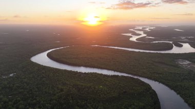Parnaiba Delta 'da gün batımı Maranhao Brezilya' da Araioses 'da. Amerika 'nın günbatımı Delta' sı. Sarmal Nehir. Maranhao 'daki Parnaiba Delta. Doğa manzarası. Adalar Ağı Su Yolları. Turizm Seyahati.
