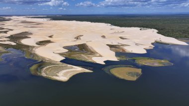 Piaui Brezilya 'daki Luis Correia' da Lencois Piauienses. Doğa manzarası. Kıvrımlı kum tepeleri. Lencois Piauiens Luis Correia 'da. Yağmur suyu gölleri. Portinho Gölü. Yaz Gezisi. Brezilya Kuzeydoğu.