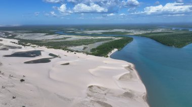 Ceara Brezilya 'daki Camocim köyünde. Sahil Skyline. Coreau Nehri Peyzajı. Yaz Gezisi. Ceara Brezilya 'daki Camocim köyünde. Tropikal Manzara.