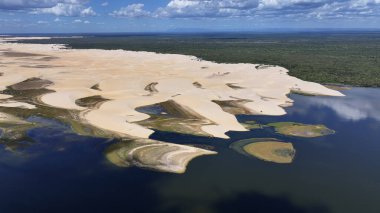 Piaui Brezilya 'daki Luis Correia' da Lencois Piauienses. Tatlı Su Gölleri Peyzajı. Kum tepeleri dağları. Lencois Piauiens Luis Correia 'da. Turizm Seyahati. Portinho Gölü. Plaj Arkaplanı.