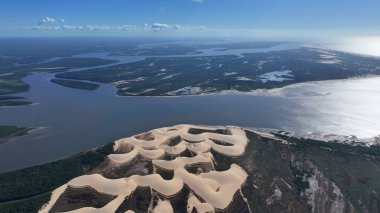 Maranhao Brezilya 'daki Tutoia' da Parnaiba Delta. Doğa Manzarası. Amerika 'nın Brezilya Deltası. Maranhao 'daki Parnaiba Delta. Sarmal Nehir. Plaj manzarası. Tatil seyahatleri. Brezilya Kuzeydoğu.