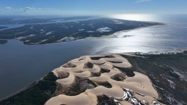 Maranhao Brezilya 'daki Araioses' de Morro Do Meio Plajı. Doğa Manzarası. Parnaiba Delta Vahşi Yaşam. Maranhao 'daki Morro Do Meio Plajı. Kıvrımlı kum tepeleri. Yağmur suyu gölleri. Tropik Seyahat.