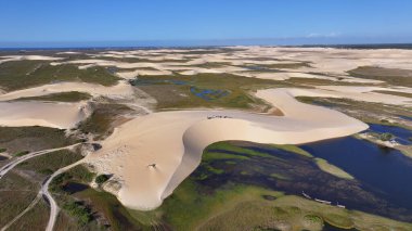 Piaui Brezilya 'daki Luis Correia' da Lencois Piauienses. Doğa Küçük Çarşafları. Portinho Gölü. Lencois Piauiens Luis Correia 'da. Kıvrımlı kum tepeleri. Yağmur suyu gölleri. Tropik Seyahat.