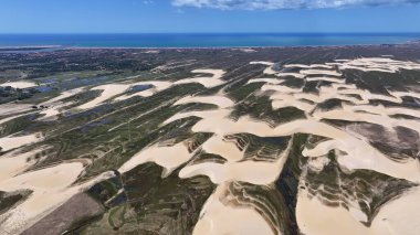 Piaui Brezilya 'daki Luis Correia' da Lencois Piauienses. Tatlı Su Gölleri Peyzajı. Kum tepeleri dağları. Lencois Piauiens Luis Correia 'da. Turizm Seyahati. Portinho Gölü. Plaj Arkaplanı.