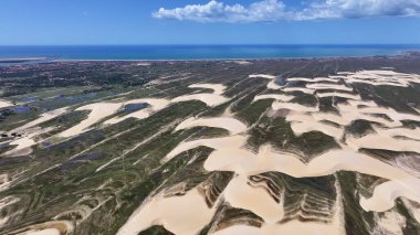 Piaui Brezilya 'daki Luis Correia' da Lencois Piauienses. Tatlı Su Gölleri Peyzajı. Kum tepeleri dağları. Lencois Piauiens Luis Correia 'da. Turizm Seyahati. Portinho Gölü. Plaj Arkaplanı.