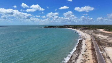 Piaui Brezilya 'daki Cajueiro Da Praia' daki Sardim Plajı. Plaj manzarası. Doğa Deniz Burnu. Tatil Tatilleri. Piaui Brezilya 'daki Cajueiro Da Praia' daki Sardim Plajı. Yaz Seyahati.