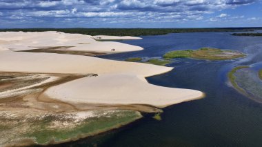 Piaui Brezilya 'daki Luis Correia' da Lencois Piauienses. Tatlı Su Gölleri Peyzajı. Kum tepeleri dağları. Lencois Piauiens Luis Correia 'da. Turizm Seyahati. Doğa Sahnesi. Plaj Arkaplanı.