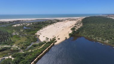 Ceara Brezilya 'daki Paraipaba' da Pedrinhas Rezervi. Doğa manzarası. Güzel kum tepeleri. Paraipaba 'da Pedrinhas Rezervi. Yağmur suyu gölleri. Almecegas Gölü. Yaz Gezisi. Brezilya Kuzeydoğu.