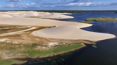 Piaui Brezilya 'daki Luis Correia' da Lencois Piauienses. Tatlı Su Gölleri Peyzajı. Kum tepeleri dağları. Lencois Piauiens Luis Correia 'da. Turizm Seyahati. Doğa Sahnesi. Plaj Arkaplanı.