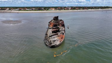 Maranhao Brezilya 'daki Tutoia' da ünlü bir gemi enkazı. Plaj manzarası. Doğa Deniz Burnu. Seyahat güzergahı. Maranhao Brezilya 'daki Tutoia' da ünlü bir gemi enkazı. Cennet Manzarası.