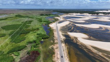 Maranhao Brezilya 'daki Paulino Neves' deki Dunes Yolu. Küçük Çarşaflar Manzarası. Sand Dunes Yolu. Paulino Neves 'teki Dunes Yolu. Turizm Seyahati. Doğa Sahnesi. Sahil Arkaplanı. Brezilya Kuzeydoğu.
