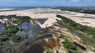 Maranhao Brezilya 'daki Tutoia' da küçük çarşaflar. Doğa manzarası. Kıvrımlı kum tepeleri. Tutoia 'da küçük çarşaflar. Yağmur suyu gölleri. Güzel Yüksek Kumullar. Yaz Gezisi. Brezilya Kuzeydoğu.