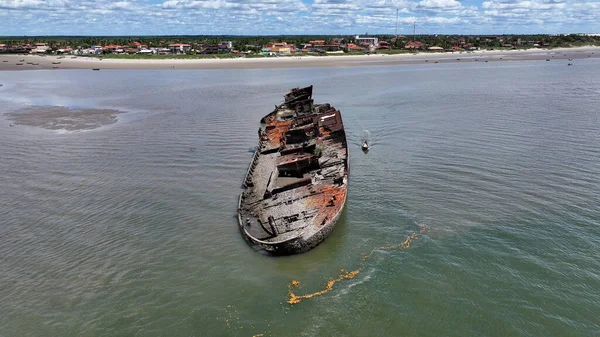 Maranhao Brezilya 'daki Tutoia' da ünlü bir gemi enkazı. Plaj manzarası. Doğa Deniz Burnu. Seyahat güzergahı. Maranhao Brezilya 'daki Tutoia' da ünlü bir gemi enkazı. Cennet Manzarası.