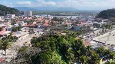 Sao Paulo Brezilya 'daki Itanhaem' de balıkçı pazarı. Sahil Skyline. Şehir merkezindeki şehir manzarası. Yaz Gezisi. Sao Paulo Brezilya 'daki Itanhaem' de balıkçı pazarı. Deniz Burnu Sahnesi.