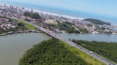 Itanhaem Nehri Sao Paulo Brezilya 'daki Itanhaem' de. Coast City Skyline 'da. Atlantik Ormanı manzarası. Yaz Gezisi. Itanhaem Nehri Sao Paulo Brezilya 'daki Itanhaem' de. Doğa Manzarası.