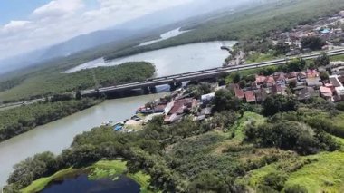Itanhaem Nehri Sao Paulo Brezilya 'daki Itanhaem' de. Coast City Skyline 'da. Atlantik Ormanı manzarası. Yaz Gezisi. Itanhaem Nehri Sao Paulo Brezilya 'daki Itanhaem' de. Doğa Manzarası.