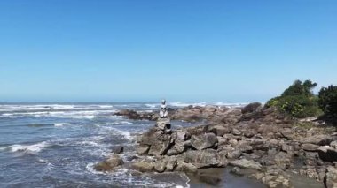Sao Paulo Brezilya 'daki Itanhaem' de Kum Kadın Heykeli. Kum Kadınları. Sahil Skyline. Tarihi eser heykeli. Sao Paulo Brezilya 'daki Itanhaem' de Kum Kadın Heykeli. Ünlü Heykel.