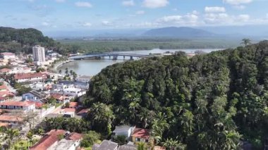 Itanhaem Skyline Sao Paulo Brezilya 'daki Itanhaem' de. Doğa Riverside. Bataklık Ormanı. Seyahat güzergahı. Itanhaem Skyline Sao Paulo Brezilya 'daki Itanhaem' de. Yeşil Vadi Sahası.