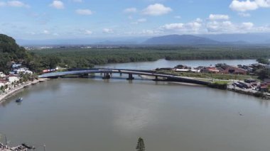 Itanhaem Skyline Sao Paulo Brezilya 'daki Itanhaem' de. Doğa Riverside. Bataklık Ormanı. Seyahat güzergahı. Itanhaem Skyline Sao Paulo Brezilya 'daki Itanhaem' de. Yeşil Vadi Sahası.