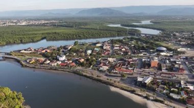 Itanhaem Skyline Sao Paulo Brezilya 'daki Itanhaem' de. Plaj manzarası. Doğa Deniz Burnu. Seyahat güzergahı. Itanhaem Skyline Sao Paulo Brezilya 'daki Itanhaem' de. Turizm Skyline.