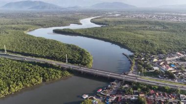 Itanhaem Skyline Sao Paulo Brezilya 'daki Itanhaem' de. Doğa Riverside. Bataklık Ormanı. Seyahat güzergahı. Itanhaem Skyline Sao Paulo Brezilya 'daki Itanhaem' de. Yeşil Vadi Sahası.