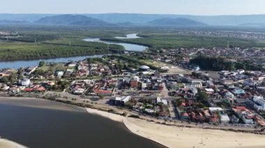Itanhaem Nehri Sao Paulo Brezilya 'daki Itanhaem' de. Atlantik Ormanı manzarası. River Skyline. Tropik seyahat. Itanhaem Nehri Sao Paulo Brezilya 'daki Itanhaem' de. Açık Hava Manzarası.