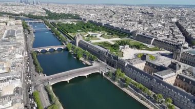 Paris Skyline Fransa 'daki Paris Ile De France' da. Louvre Piramidi. Louvre Müzesi Sahnesi. Paris Skyline, Fransa 'nın Ile de France şehrinde. Güzel Atlıkarınca. Turizm Tarihi Yer.
