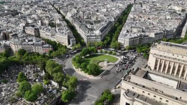 Fransa 'daki Paris' te Trocadero Meydanı. Heybetli bina. Eğlence parkı Skyline. Fransa 'daki Paris' te Trocadero Meydanı. Şehir merkezindeki şehir manzarası. Trocadero Bahçesi.