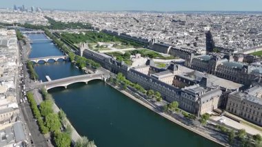Fransa 'da Paris' teki Louvre Müzesi. Güzel Atlıkarınca Bahçesi. Paris Şehri Peyzajı. Fransa 'nın Ile şehrindeki Paris Louvre Müzesi' nde. Louvre Piramidi. Kültür Mirası.