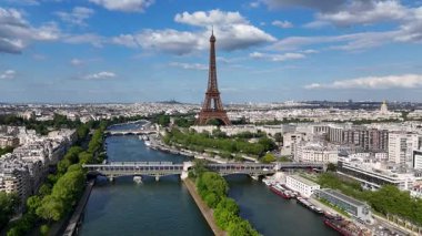 Fransa 'nın Paris Adası' ndaki Eyfel Kulesi. Şehir merkezindeki şehir manzarası. Seine River Skyline 'da. Fransa 'nın Paris Adası' ndaki Eyfel Kulesi. Eyfel Kulesi. Turizm Tarihi Yer. Paris Skyline
