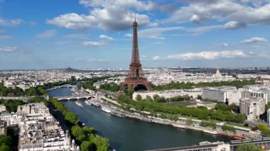 Paris Skyline Fransa 'daki Paris Adası' nda. Yüksek Eyfel Kulesi. Şehir merkezindeki şehir manzarası. Paris Skyline Fransa 'daki Paris Adası' nda. Seine River Skyline 'da. Metropolitan Bölgesi Hava Görünümü.