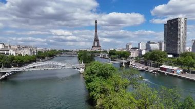 Fransa 'nın Paris Adası' ndaki Eyfel Kulesi. Şehir merkezindeki şehir manzarası. Seine River Skyline 'da. Fransa 'nın Paris Adası' ndaki Eyfel Kulesi. Eyfel Kulesi. Turizm Tarihi Yer. Paris Skyline