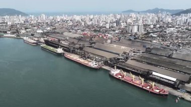 Sao Paulo Brezilya 'daki Santos Limanı. Deniz Taşımacılığı Sahnesi. Kargo gemisi. Deniz Taşımacılığı. Santos Limanı 'nda. Yük Gemisi Sahnesi.