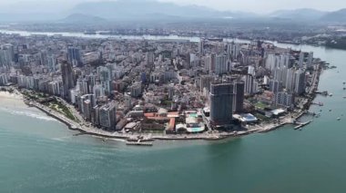 Santos Skyline Sao Paulo Brezilya 'da. Plaj manzarası. Şehir merkezindeki deniz manzarası. Seyahat güzergahı. Santos Skyline Sao Paulo Brezilya 'da. Turizm Skyline.