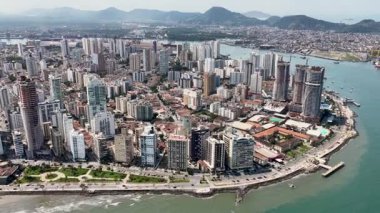 Sao Paulo Brezilya 'daki Santos' ta Ponta Da Praia Plajı. Sahil Skyline. Şehir merkezindeki şehir manzarası. Yaz Gezisi. Sao Paulo Brezilya 'daki Santos' ta Ponta Da Praia Plajı. Deniz Burnu Sahnesi.