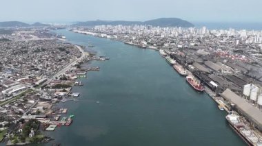 Sao Paulo Brezilya 'daki Santos Limanı. Deniz Taşımacılığı Sahnesi. Yük gemisi. Deniz Taşımacılığı. Santos Limanı 'nda. Kargo Gemisi Sahnesi.