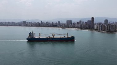 Sao Paulo Brezilya 'daki Santos' ta bir nakliye gemisi. Santos Limanı Sahnesi. Kargo gemisi. Deniz Taşımacılığı. Santos 'ta bir nakliye gemisi. Yük Gemisi Yelkenciliği.