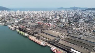 Sao Paulo Brezilya 'daki Santos Limanı. Deniz Taşımacılığı Sahnesi. Kargo gemisi. Deniz Taşımacılığı. Santos Limanı 'nda. Yük Gemisi Sahnesi.